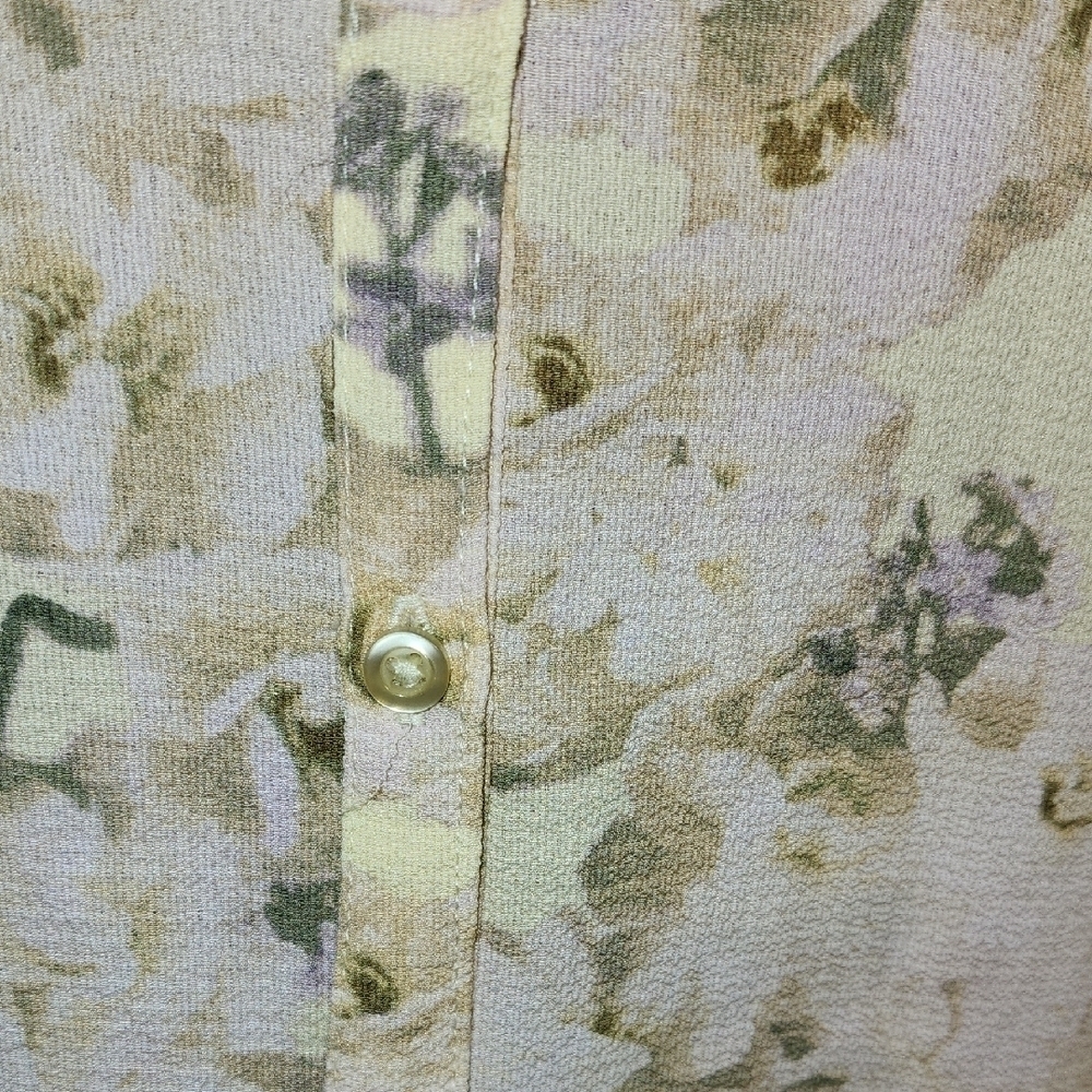 Elegant Floral Blouse - Cream and Green - Picture 10 of 11